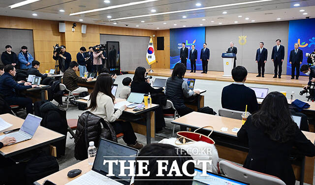 강호동 농협중앙회 회장이 13일 오전 서울 중구 새문안로 농협중앙회 본관에서 농림축산식품부 특별감사 중간결과 발표와 관련해 대국민 사과를 하고 있다. /임영무 기자