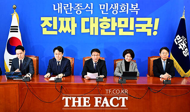 한병도 더불어민주당 원내대표(가운데)가 13일 오전 서울 여의도 국회에서 열린 원내대책회의에 참석해 모두발언을 하고 있다. /국회=배정한 기자