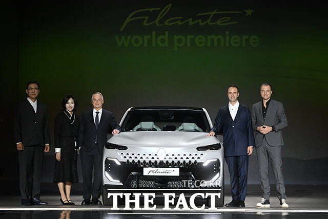 르노코리아 니콜라 파리 사장이 13일 오전 서울 광진구 그랜드 워커힐에서 열린 르노코리아 글로벌 플래그십 미디어 공개 행사에 참석해 인사말을 하고 있다. /서예원 기자