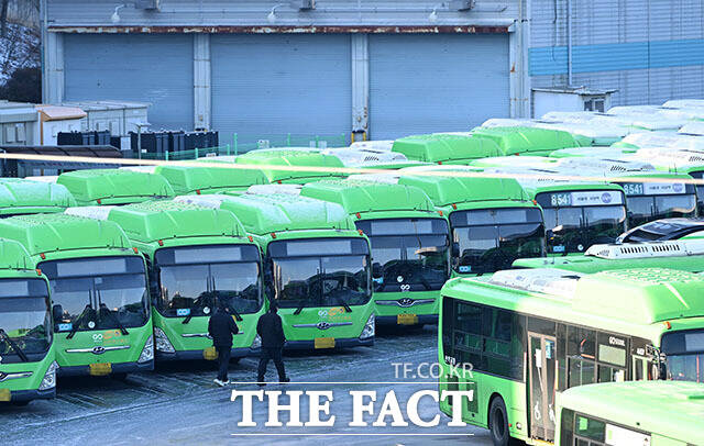 '서울 시내버스 총파업' 멈춰 선 시민들의 발.