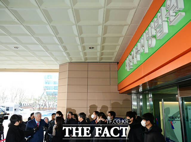 서부지법 폭동 사태의 배후로 지목된 전광훈 사랑제일교회 목사가 13일 서울 마포구 서울서부지방법원에서 열린 구속 전 피의자 심문(영장실질심사)에 출석하고 있다. /이새롬 기자