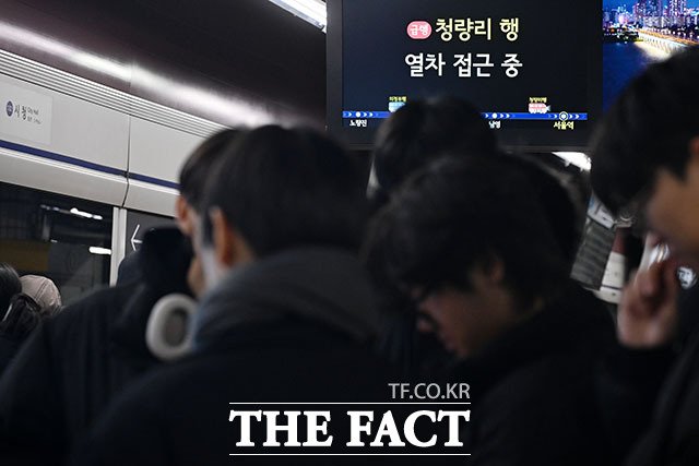 서울 시내버스가 총파업에 돌입한 13일 오전 서울지하철 1호선 서울역 승강장이 시민들로 북적이고 있다. /남용희 기자