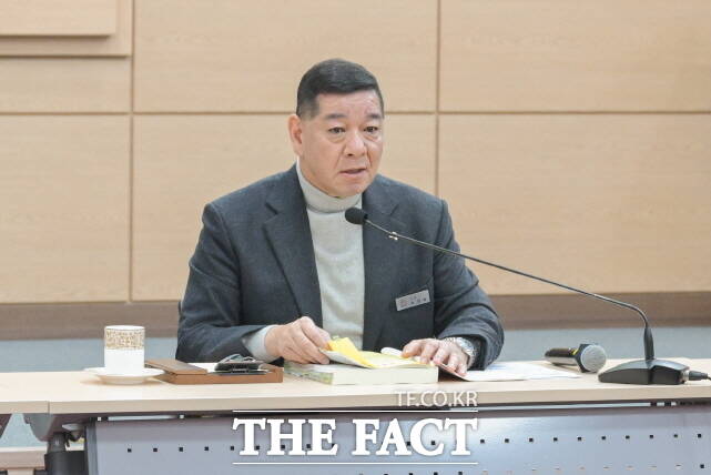 최원철 공주시장이 12일 시청 대백제실에서 2026년 업무계획 보고회를 주재하고 있다. /공주시