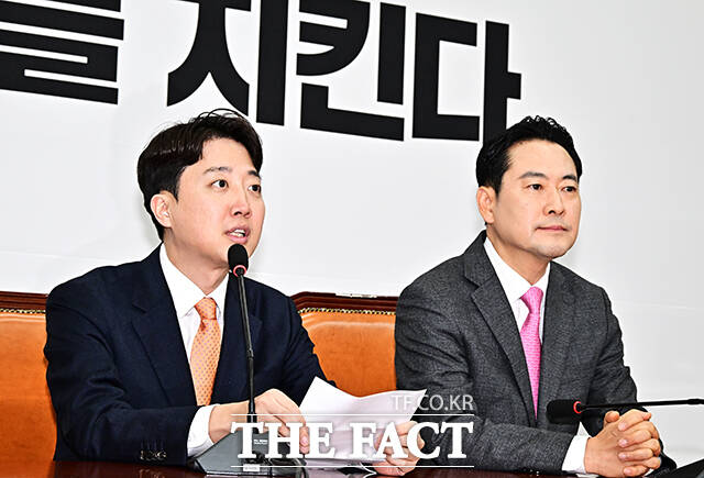 이준석 개혁신당 대표(왼쪽)와 장동혁 국민의힘 대표가 13일 오전 서울 여의도 국회에서 회동하며 인사를 하고 있다. /국회=배정한 기자