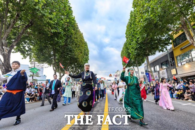 정조대왕능행차 공동재현 퍼레이드에 외국인들이 참여하고 있다. /수원시