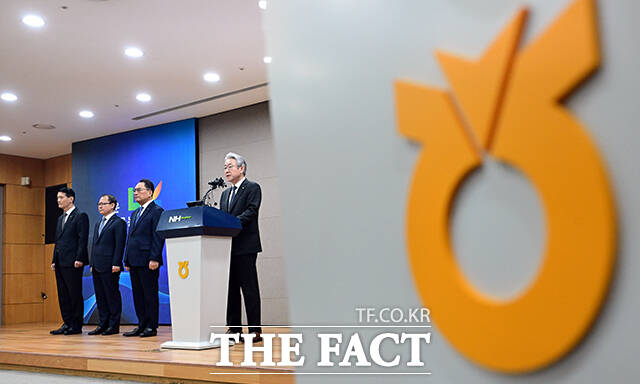 강호동 농협중앙회 회장이 13일 오전 서울 중구 새문안로 농협중앙회 본관에서 농림축산식품부 특별감사 중간결과 발표와 관련해 대국민 사과를 하고 있다. /임영무 기자