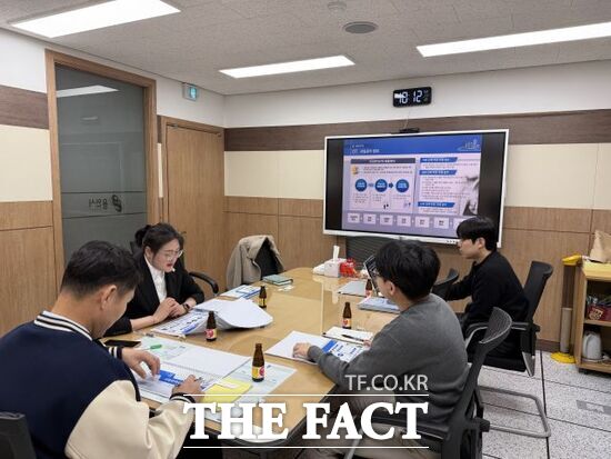 경기교통공사 및 경기 용인시 관계자들이 13일 용인시 첨단교통센터에서 2025~2026년 용인시 지능형교통체계(ITS) 확대 구축 사업 사업관리 용역 착수 보고회를 진행하고 있다. /경기교통공사