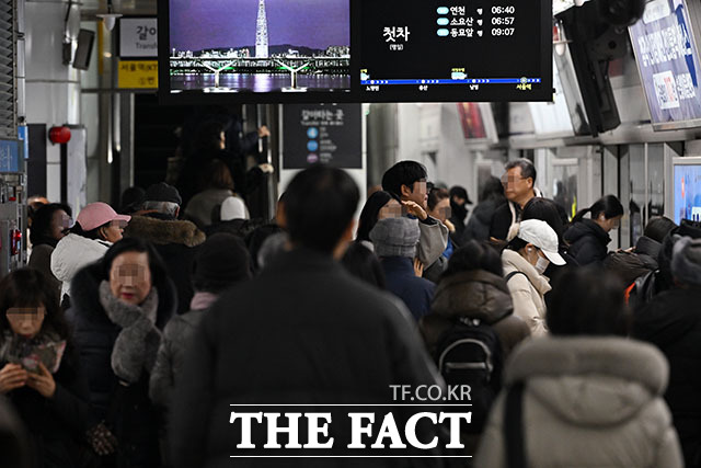 서울 시내버스가 총파업에 돌입한 13일 오전 서울지하철 1호선 서울역 승강장이 시민들로 북적이고 있다. /남용희 기자