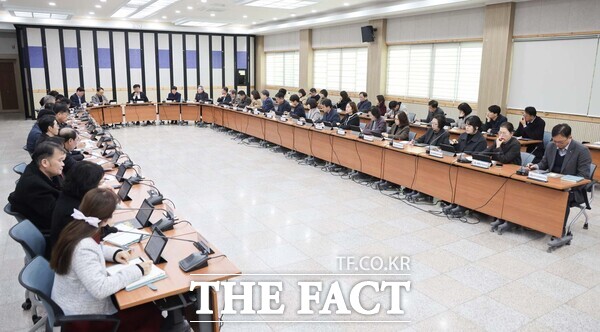 최충규 대덕구청장이 12일 구청 대회의실에서 확대간부회의를 주재하고 있다. /대덕구