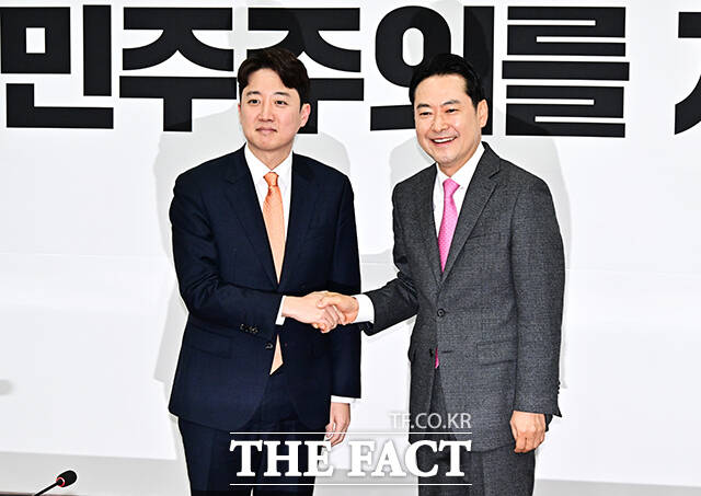 이준석 개혁신당 대표(왼쪽)와 장동혁 국민의힘 대표가 13일 오전 서울 여의도 국회에서 회동하며 인사를 하고 있다. /국회=배정한 기자