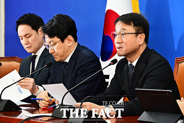 한병도 더불어민주당 원내대표가 13일 오전 서울 여의도 국회에서 열린 원내대책회의에 참석해 모두발언을 하고 있다. /국회=배정한 기자