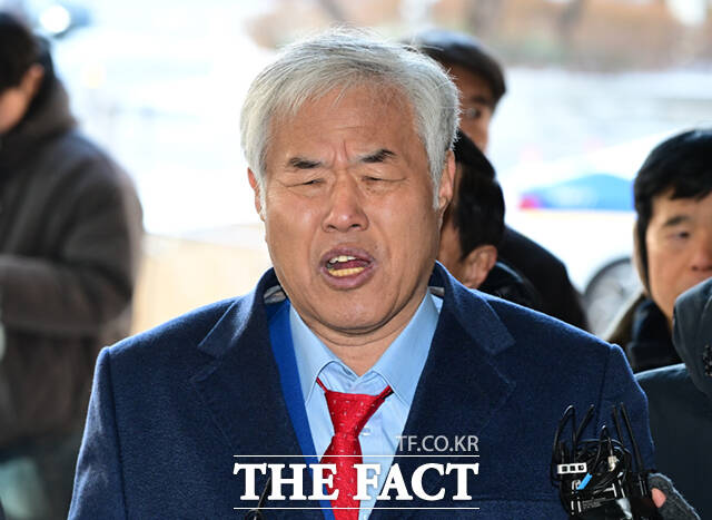 서부지법 폭동 사태의 배후로 지목된 전광훈 사랑제일교회 목사가 13일 서울 마포구 서울서부지방법원에서 열린 구속 전 피의자 심문(영장실질심사)에 출석하고 있다. /이새롬 기자