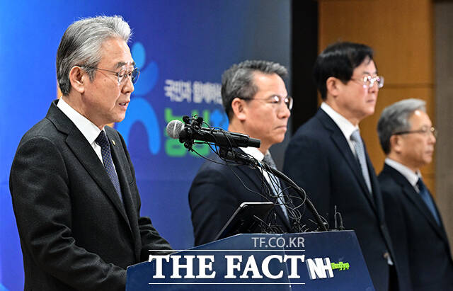 강호동 농협중앙회 회장이 13일 오전 서울 중구 새문안로 농협중앙회 본관에서 농림축산식품부 특별감사 중간결과 발표와 관련해 대국민 사과를 하고 있다. /임영무 기자