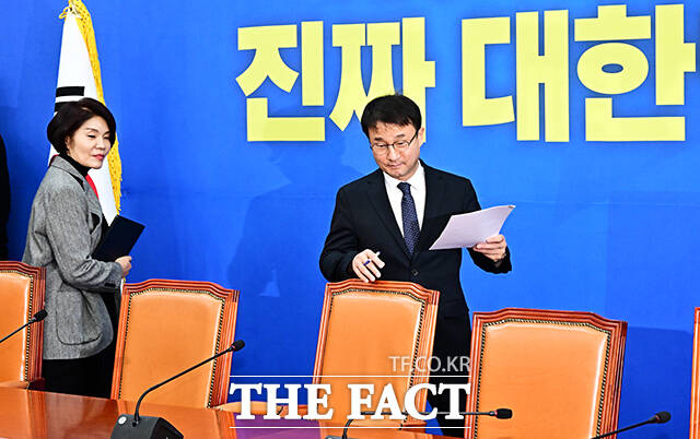 한병도 더불어민주당 원내대표(가운데)가 13일 오전 서울 여의도 국회에서 열린 원내대책회의에 참석해 모두발언을 하고 있다. /국회=배정한 기자