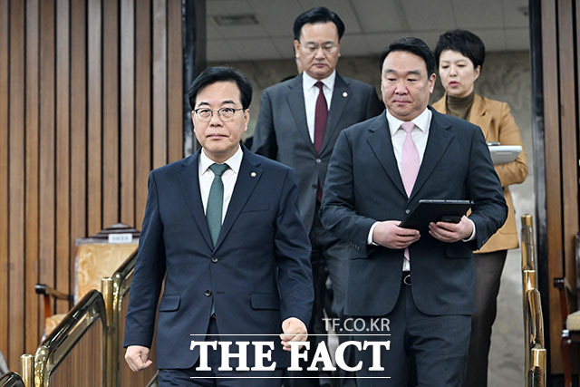 송언석 국민의힘 원내대표가 13일 더불어민주당이 추진하는 2차 종합특검법에 필리버스터로 맞대응하겠다고 밝혔다. 사진은 송 원내대표와 정희용 사무총장./남용희 기자