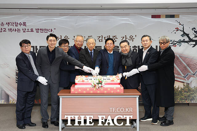 권노갑 김대중재단 이사장(왼쪽에서 다섯 번째부터)과 박강수 마포구청장을 포함한 김대중 대통령 동교동 사저 보존위원회 위원들이 12일 서울 마포구 동교동 김대중 전 대통령 사저에서 국가등록문화유산 등록을 축하하며 기념 촬영을 하고 있다. /마포구청