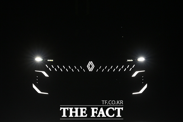 르노코리아 니콜라 파리 사장이 13일 오전 서울 광진구 그랜드 워커힐에서 열린 르노코리아 글로벌 플래그십 미디어 공개 행사에 참석해 인사말을 하고 있다. /서예원 기자