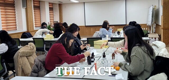 교원들이 향기테라피 프로그램에 참여하고 있다. /전북도교육청