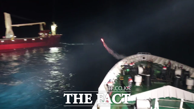동해해경청이 기관 고장으로 울릉도를 향해 떠내려오던 6000톤급 러시아 화물선을 구조하고 있다. /동해해경청
