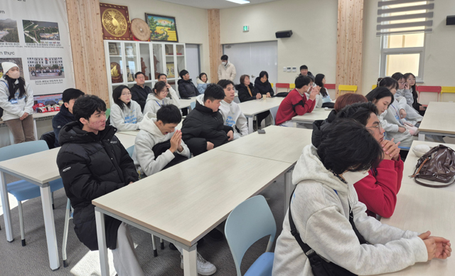 13일 봉화군 충효당에서 한-베 귀환 이주가정 청년 인문교육 행사가 열리고 있다. /봉화군