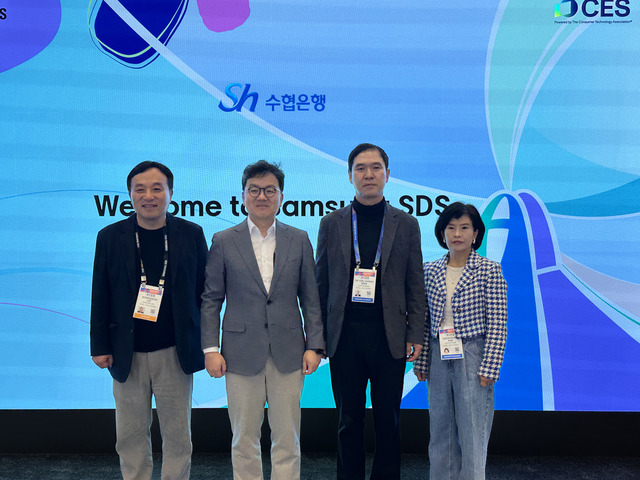 지난 6일부터 9일까지(현지시간) 미국 라스베이거스에서 열린 세계 최대 IT 전시회 'CES 2026'에서 (왼쪽부터) 삼성SDS 이정헌 부사장(전략마케팅실장), 이준희 대표이사와 Sh수협은행 신학기 은행장, 김수경 DT본부장이 기념촬영을 하고 있다. /Sh수협은행
