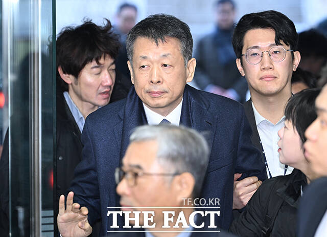 김병주 MBK파트너스 회장이 구속 전 피의자 심문(영장실질심사)에 출석하고 있다.