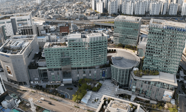 코람코자산신탁이 영등포 타임스퀘어 매각에 나선 가운데 리츠 자금을 댄 증권사들의 투자금 회수에 시선이 쏠리고 있다. /타임스퀘어 홈페이지 갈무리