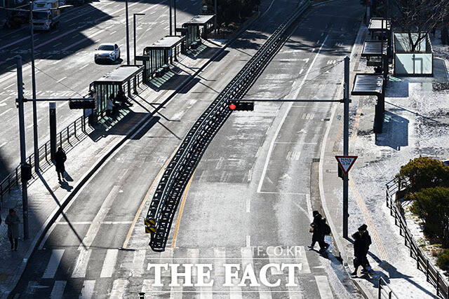 '시내버스 총파업' 한산한 모습 보이는 서울역 버스환승센터.