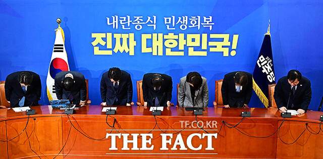 한병도 더불어민주당 원내대표(가운데)가 13일 오전 서울 여의도 국회에서 열린 원내대책회의에 참석해 모두발언을 하고 있다. /국회=배정한 기자