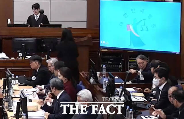 내란 우두머리 혐의를 받는 윤석열 전 대통령이 13일 오전 서울중앙지법에서 열린 결심공판에 출석하고 있다.