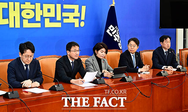 한병도 더불어민주당 원내대표(가운데)가 13일 오전 서울 여의도 국회에서 열린 원내대책회의에 참석해 모두발언을 하고 있다. /국회=배정한 기자