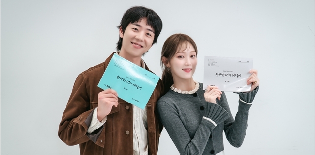 배우 채종협(왼쪽)과 이성경이 MBC 새 금토드라마 '찬란한 너의 계절에'로 호흡을 맞춘다. /MBC