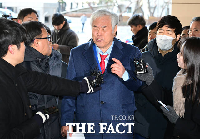 서부지법 폭동 사태의 배후로 지목된 전광훈 사랑제일교회 목사가 13일 서울 마포구 서울서부지방법원에서 열린 구속 전 피의자 심문(영장실질심사)에 출석하고 있다. /이새롬 기자