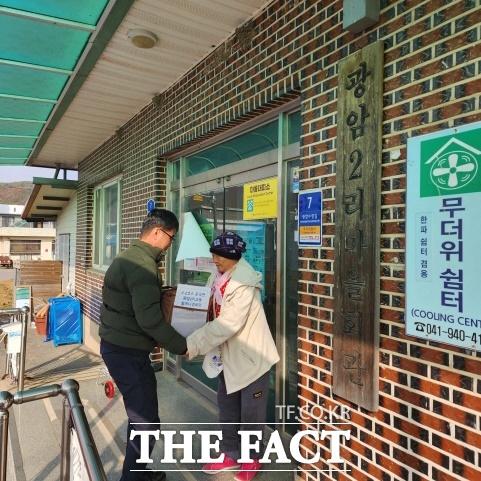 청양군이 12일부터 경로당에 식자재 꾸러미 및 밀키트(반찬)를 배송 중이다. /청양군