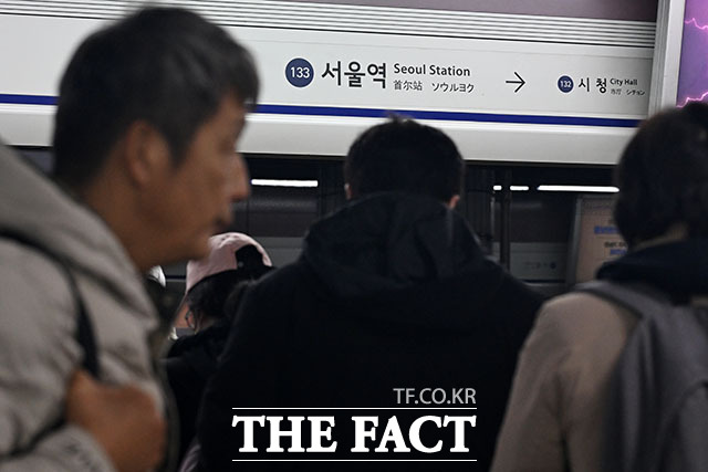 서울 시내버스가 총파업에 돌입한 13일 오전 서울지하철 1호선 서울역 승강장이 시민들로 북적이고 있다. /남용희 기자