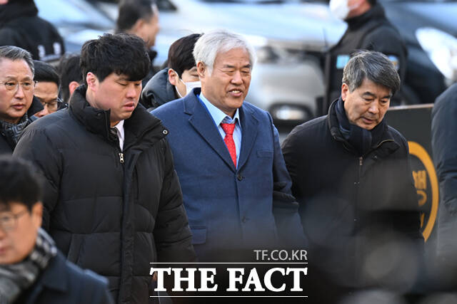 서부지법 폭동 사태의 배후로 지목된 전광훈 사랑제일교회 목사가 13일 서울 마포구 서울서부지방법원에서 열린 구속 전 피의자 심문(영장실질심사)에 출석하고 있다. /이새롬 기자