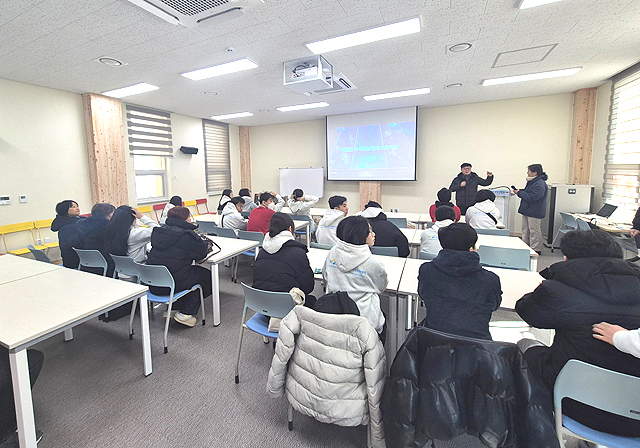 13일 봉화군 충효당에서 한-베 귀환 이주가정 청년 인문교육 행사가 열리고 있다. /봉화군