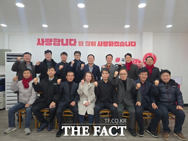 임종득 의원이 6월 치러지는 지방선거를 앞두고 출마 의사를 밝힌 예비 주자들과 간담회를 마친 후 기념사진을 찍고 있다. /임종득 의원 페이스북