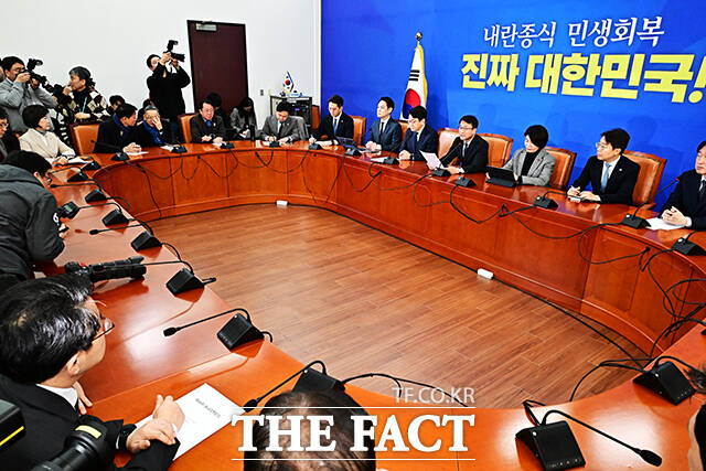 한병도 더불어민주당 원내대표(가운데)가 13일 오전 서울 여의도 국회에서 열린 원내대책회의에 참석해 모두발언을 하고 있다. /국회=배정한 기자