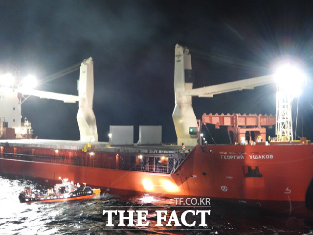 동해해경청이 기관 고장으로 울릉도를 향해 떠내려오던 6000톤급 러시아 화물선을 구조하고 있다. /동해해경청
