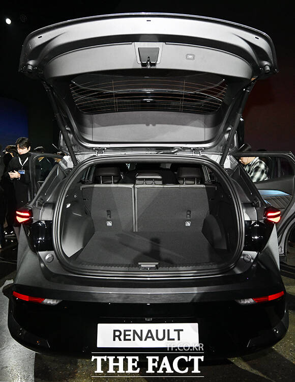 르노코리아 글로벌 플래그십 미디어 공개 행사가 13일 오전 서울 광진구 그랜드 워커힐에서 열린 가운데 르노 필랑트 차량이 공개되고 있다. /서예원 기자