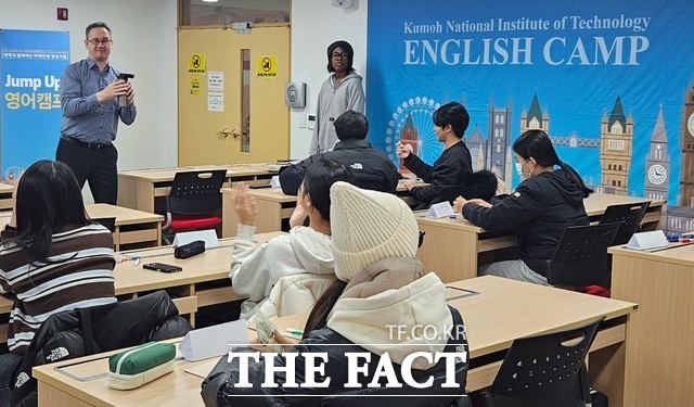 원어민 교수가 전 과정을 이끄는 몰입형 프로그램 수업은 회화, 토론·발표, 글쓰기, 체험 활동 등 실용 영어 중심 수업을 통해 학생들이 자연스럽게 영어를 사용하도록 유도하고 있다. /구미시