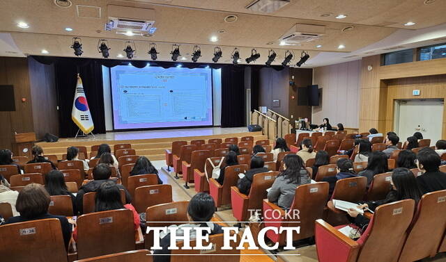 천안교육지원청이 13일 특수교사 130여 명을 대상으로 특수교육지원센터 운영 평가 협의회 및 연수를 개최하고 있다. /천안교육지원청
