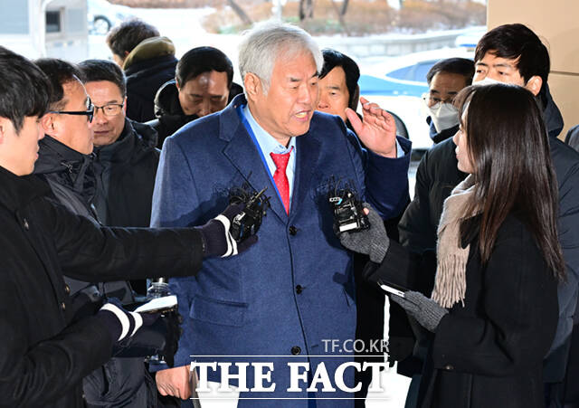 서부지법 폭동 사태의 배후로 지목된 전광훈 사랑제일교회 목사가 13일 서울 마포구 서울서부지방법원에서 열린 구속 전 피의자 심문(영장실질심사)에 출석하고 있다. /이새롬 기자