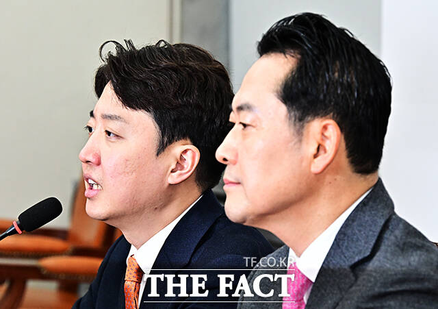 이준석 개혁신당 대표(왼쪽)와 장동혁 국민의힘 대표가 13일 오전 서울 여의도 국회에서 회동하며 인사를 하고 있다. /국회=배정한 기자