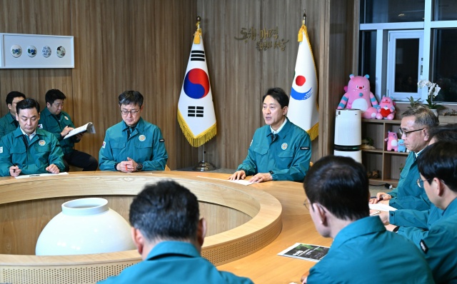 오세훈 서울시장이 13일 밤 집무실에서 '시내버스 파업 관련 긴급 대책회의'에서 모두발언 하고 있다. /서울시