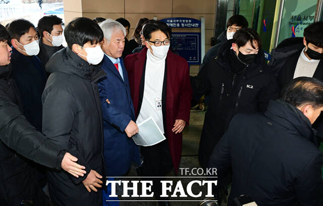 서부지법 폭동 사태의 배후로 지목된 전광훈 사랑제일교회 목사가 13일 서울 마포구 서울서부지방법원에서 열린 구속 전 피의자 심문(영장실질심사)에 출석하고 있다. /이새롬 기자