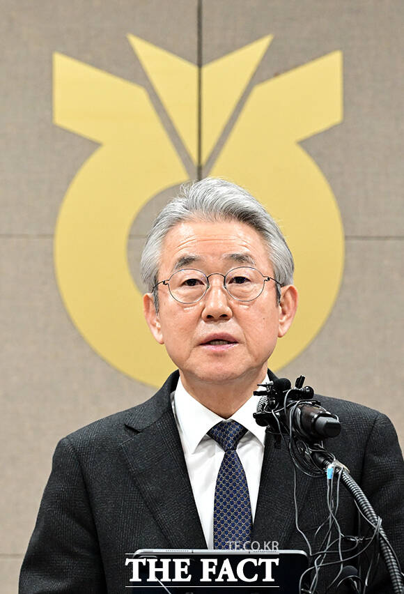 강호동 농협중앙회 회장이 13일 오전 서울 중구 새문안로 농협중앙회 본관에서 농림축산식품부 특별감사 중간결과 발표와 관련해 대국민 사과를 하고 있다. /임영무 기자
