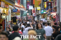  고물가·고환율에 소매유통업 '찬바람'인데, 백화점만 '봄바람'