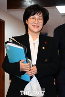  회의자료 들고 국무회의 참석하는 원민경 성평등가족부 장관 [포토]
